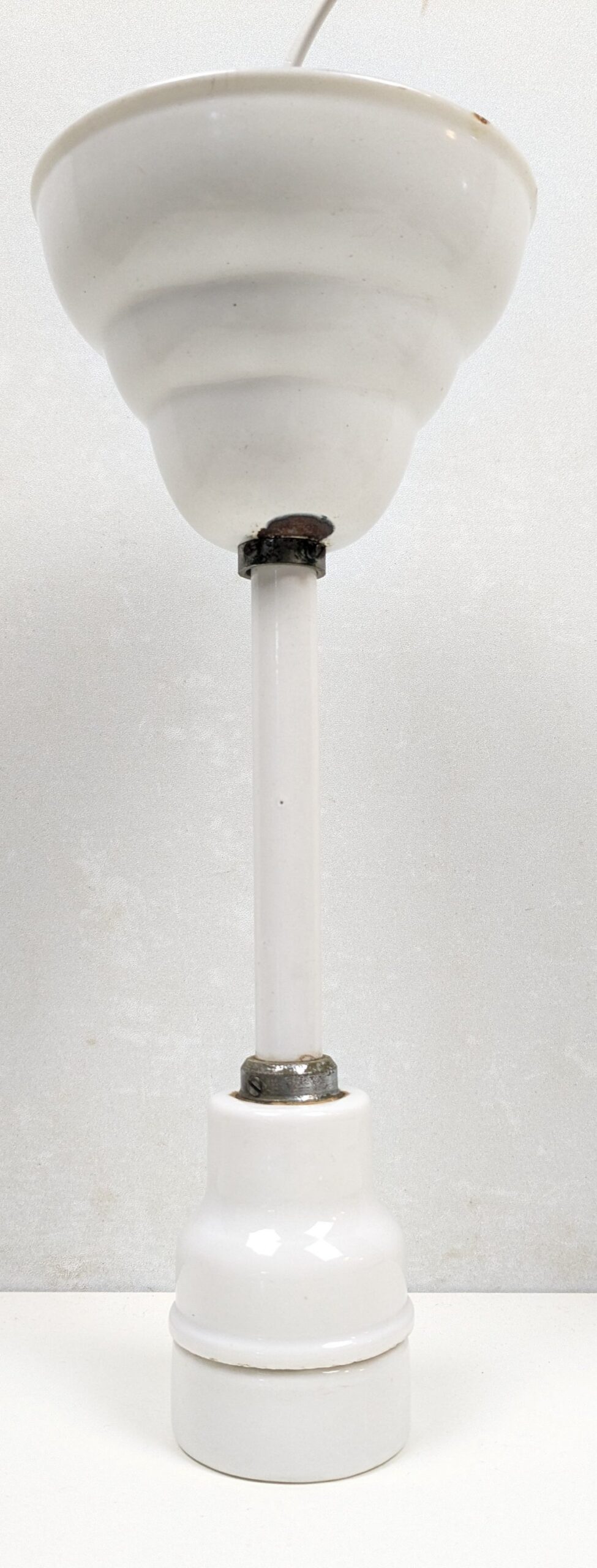 Sjældent Porcelæn og emalje ophæng og fatning fra 1920. 30cm. T. lampeglas med Centerhul.