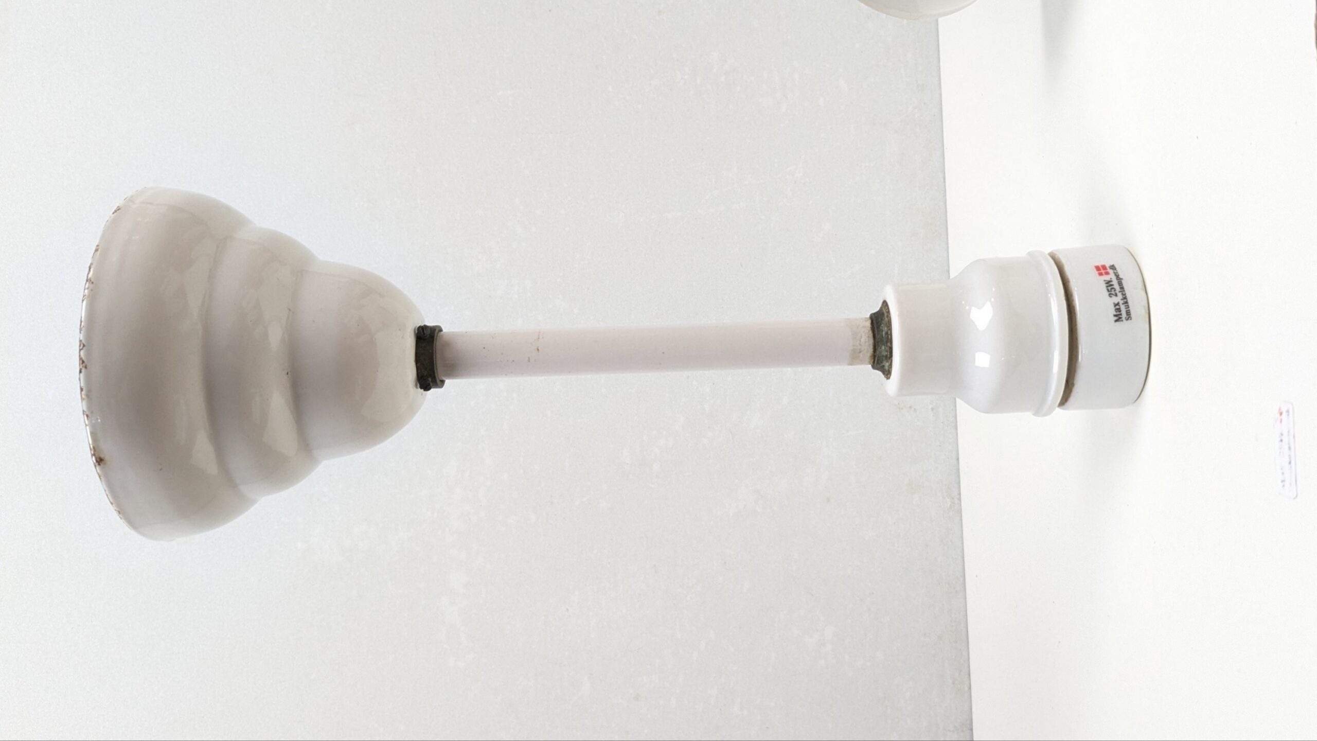 Sjældent Porcelæn og emalje ophæng og fatning fra 1920. 30cm. T. lampeglas med Centerhul.