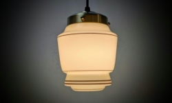 Skøn lille sandfarvet  kuglependel fra 1920 med brune striber. Fuld restaureret. Ø14