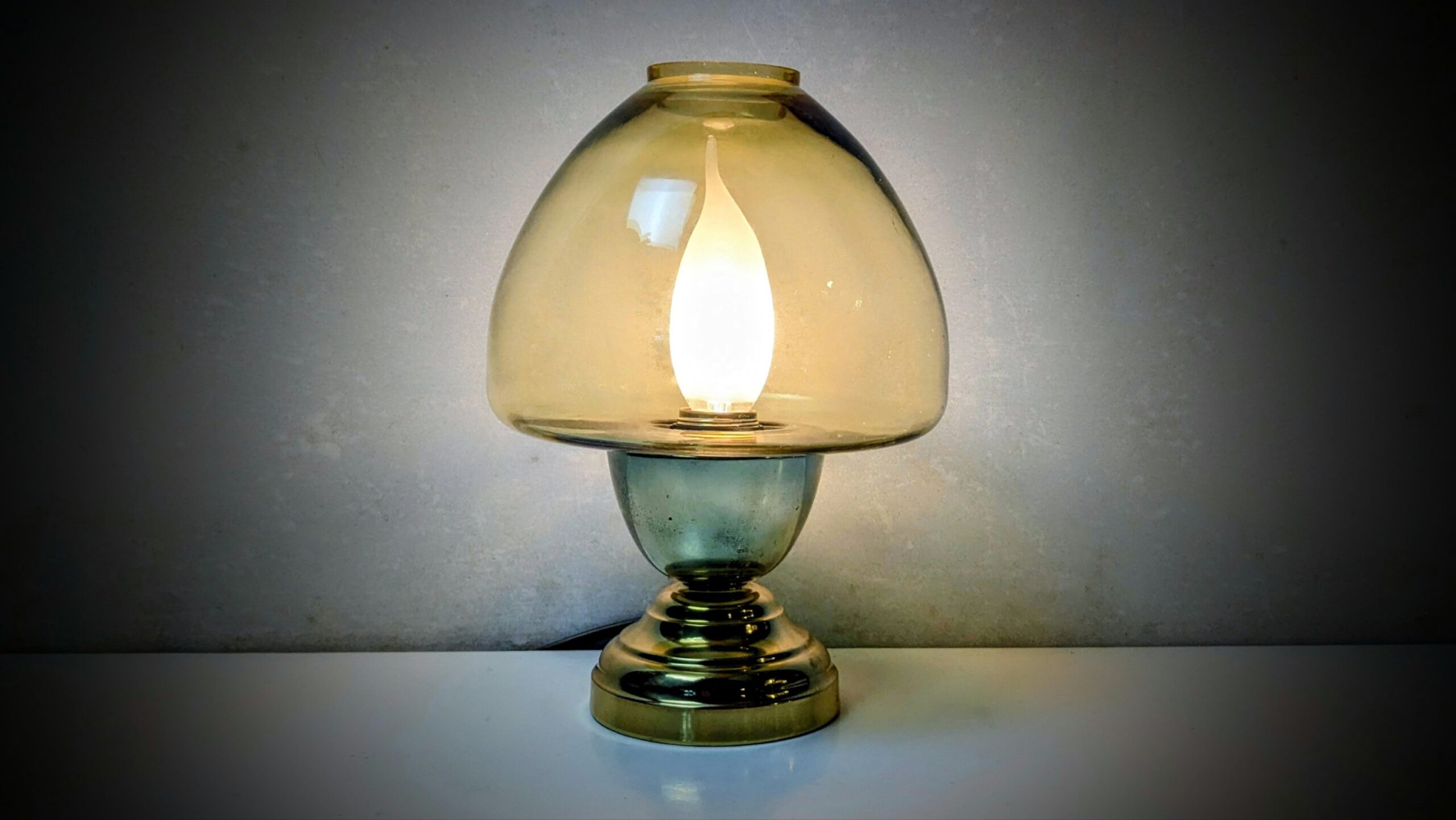 Custom håndsamlet “Elegance” tv lampe. Møllers recrafting. Ø15. Cognac farvet glas.