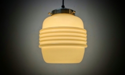 Skøn kuglependel fra 1930. Nyt el og messing ophæng. Ø19. 23 cm Høj.