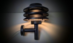 Danish design. Frandsen Lyskilde UFO 3. Væglampe. IP23. Plast. Ny – original emballage. 1990.