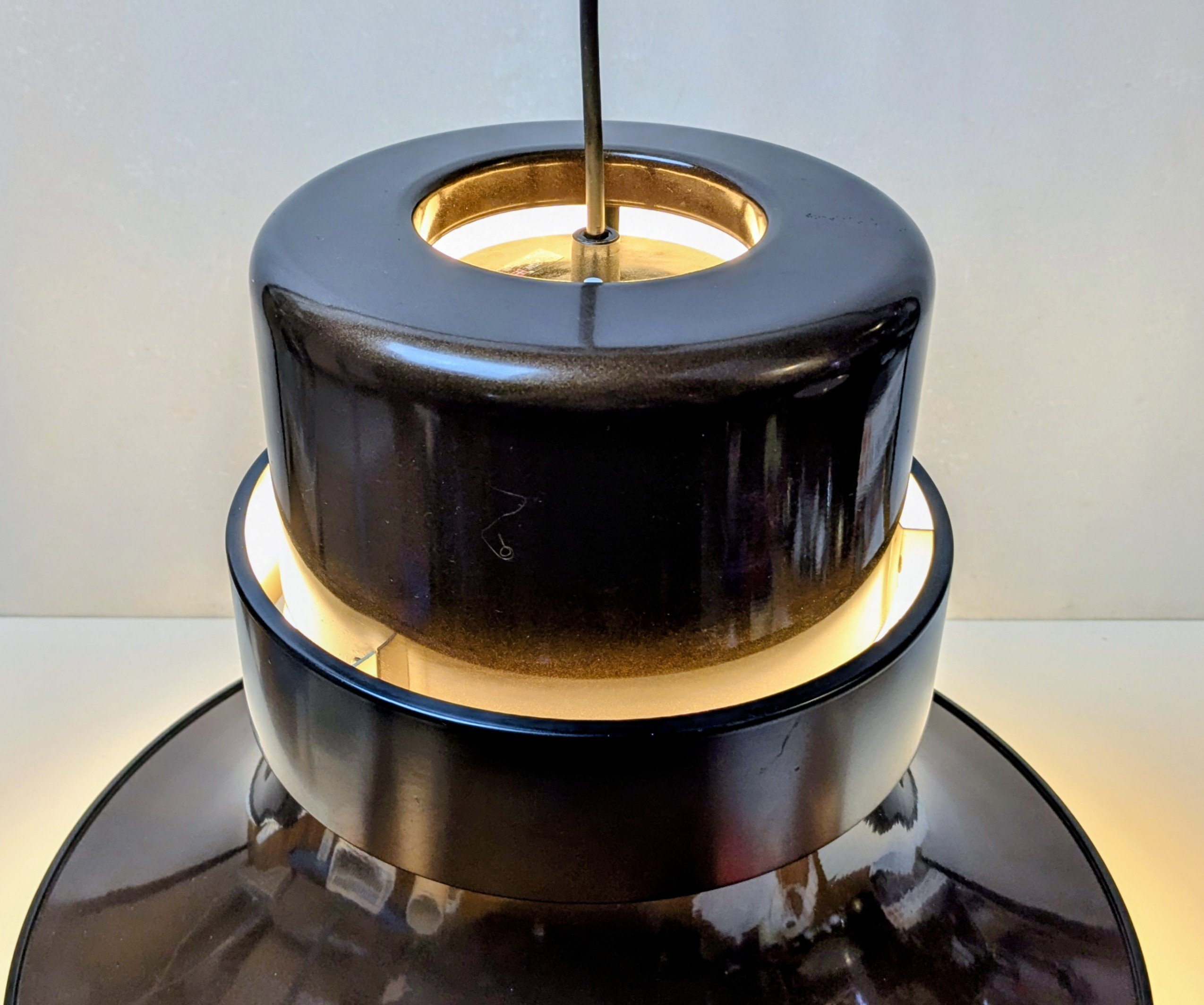 Skandinavisk loftlampe fra 1970. Mørk Bronze metallic. Ø46. Nyt el. I flot stand.