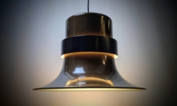 Skandinavisk loftlampe fra 1970. Mørk Bronze metallic. Ø46. Nyt el. I flot stand.