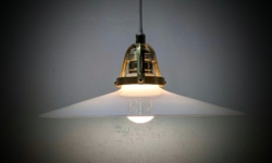 Holmegaard antik skomager pendel. Ø26,5 , 4,8 cmH. Messing 1920.