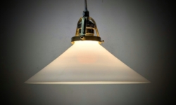 Holmegaard antik skomager pendel. Ø25,5 , 9,5 cmH. Messing. Fra 1920.