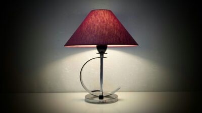 Skøn vintage bordlampe fra 1960. Fuld restaureret. Nyt el og ny Vinrød skærm. Ø23. 29cmH.