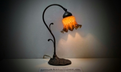 Skøn vintage skrivebord lampe. Messing og karamel farvet glas. 40cmH.