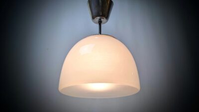 Lille Delta pendel fra 1960. Fast nedhæng på 32. Nyt el. Ø25 cm. Klassisk design.