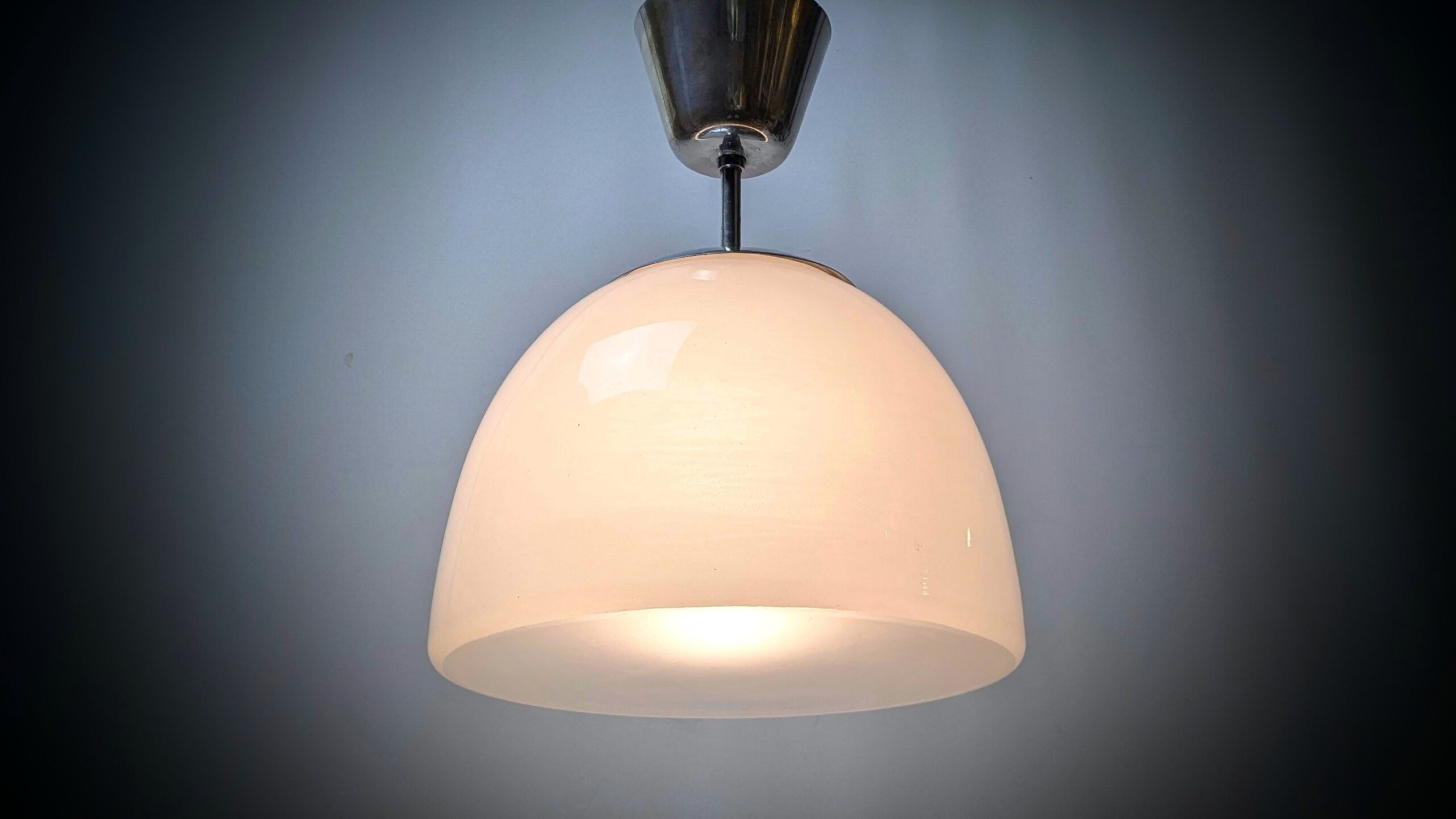 Lille Delta pendel fra 1960. Fast nedhæng på 32. Nyt el. Ø25 cm. Klassisk design.