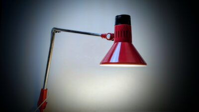 Skøn rød Femo 67 industri Arkitekt lampe fra 1970. Excellent condition. 90 cm arm.