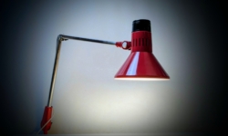 Skøn rød Femo 67 industri Arkitekt lampe fra 1970. Excellent condition. 90 cm arm.