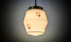 Skøn lille Entre kuglependel fra 1920. Nyt el og messing ophæng. Ø15.