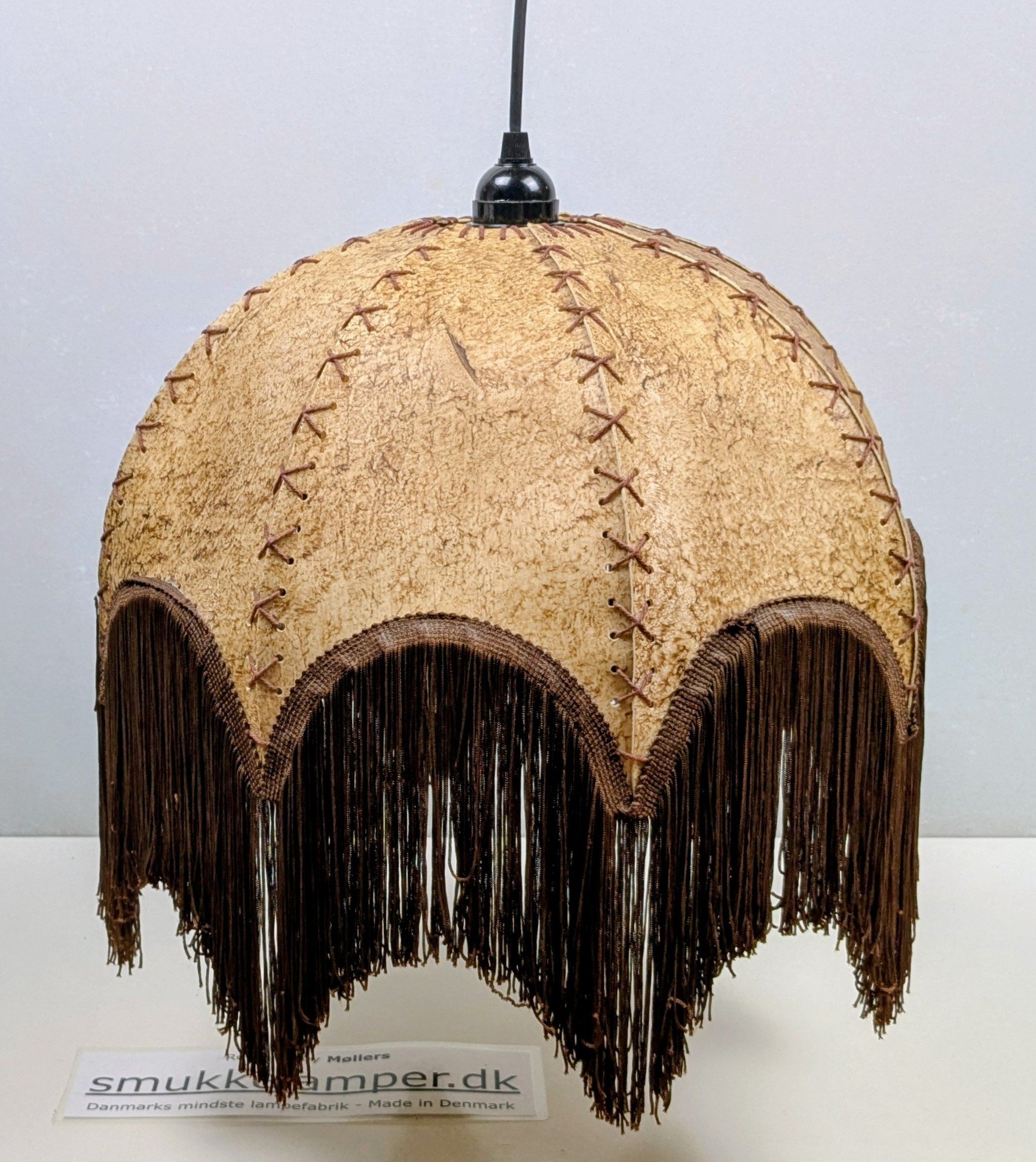 Skøn håndsyet ægte læder loftlampe til sofabordet fra 1970. Nyt el. Ø41 cm.