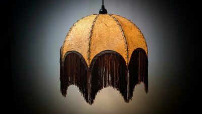 Skøn håndsyet ægte læder loftlampe til sofabordet fra 1970. Nyt el. Ø41 cm.