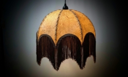 Skøn håndsyet ægte læder loftlampe til sofabordet fra 1970. Nyt el. Ø41 cm.