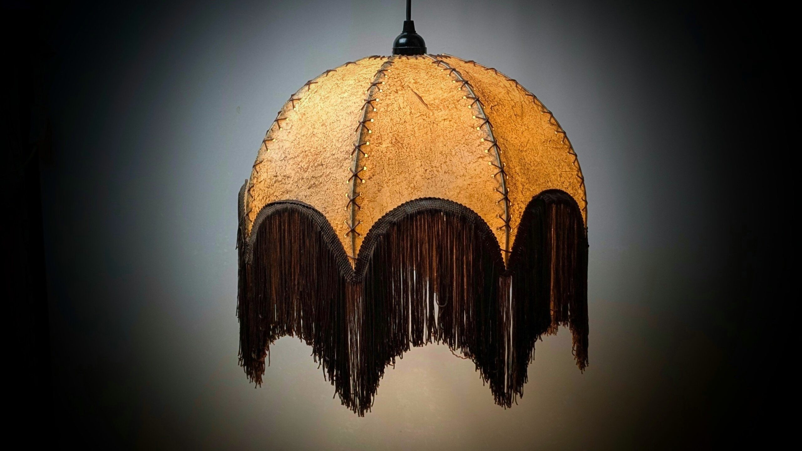 Skøn håndsyet ægte læder loftlampe til sofabordet fra 1970. Nyt el. Ø41 cm.
