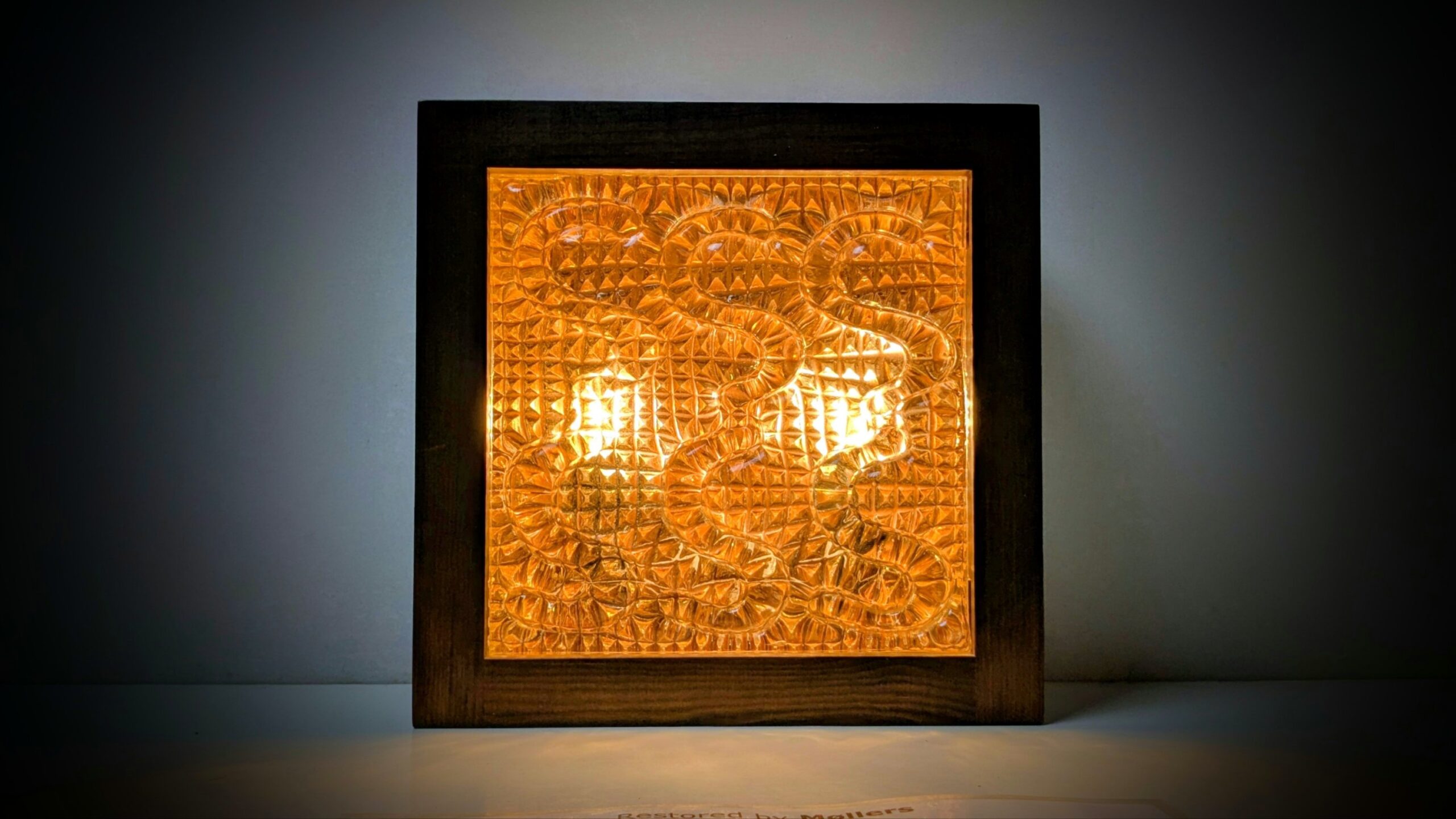 Wall Art 1970. Skandinavisk design. Fuld restaureret. Glas og bejdset træ. 26×26.