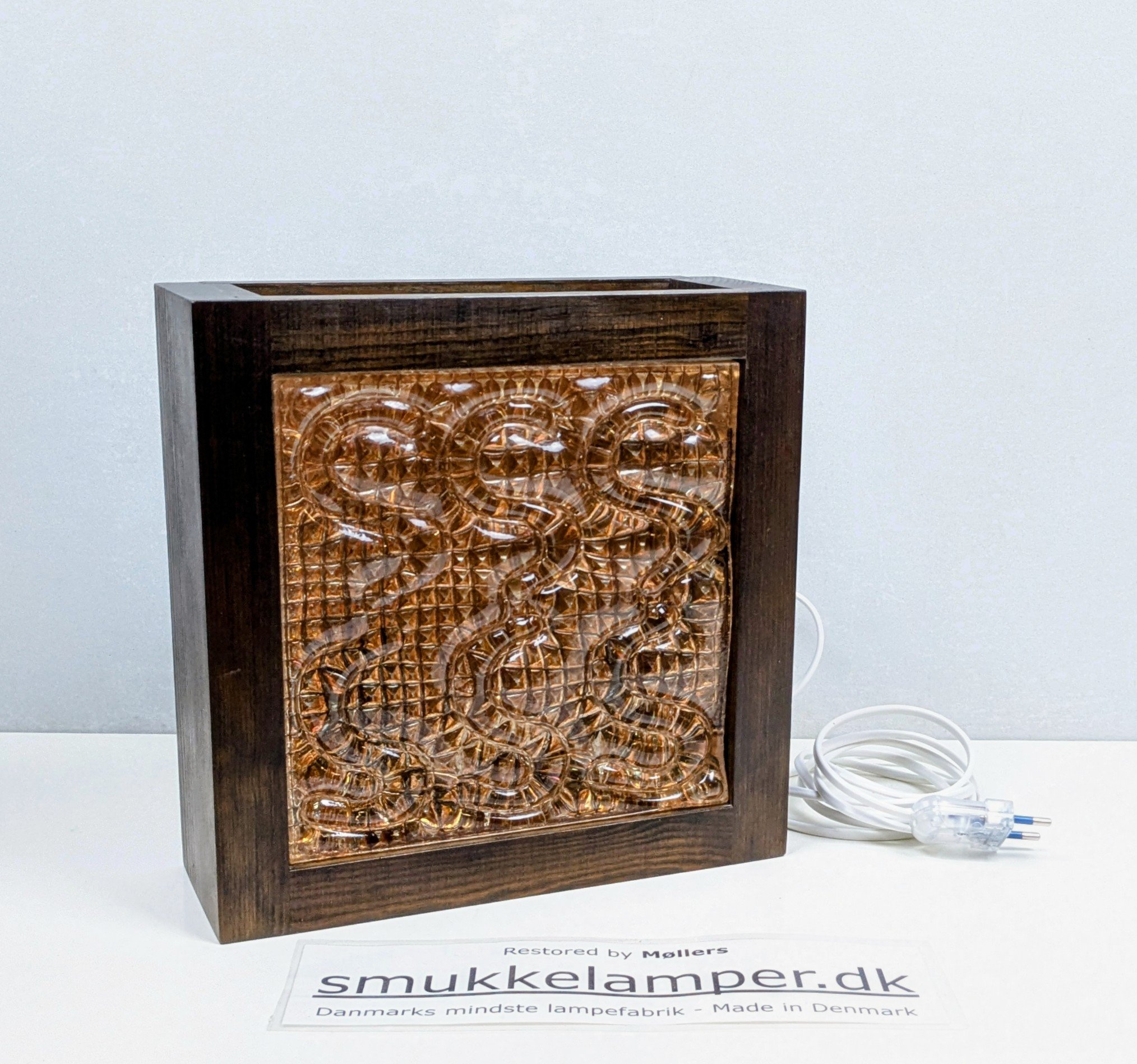 Wall Art 1970. Skandinavisk design. Fuld restaureret. Glas og bejdset træ. 26×26.