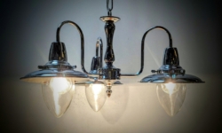 Skøn 3 armet lysekrone i skandinavisk Landstil. Ø50. 95 cm fast nedhæng.