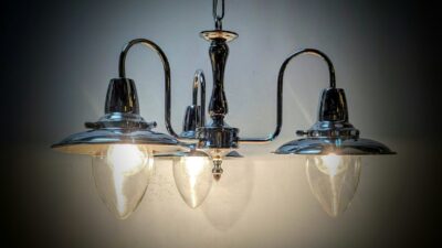 Skøn 3 armet lysekrone i skandinavisk Landstil. Ø50. 95 cm fast nedhæng.