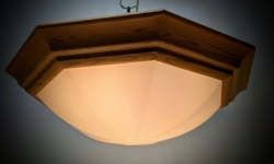 Stor 8 kantet plafond fra 1980. Fyrretræ og akryl. Dobbelt E27. Ø45. Kun til loft montering