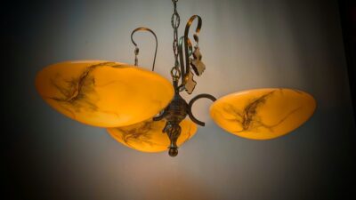 Skøn lysekrone fra 1930. Ø60. Delvist nyt el. 68 cm fast nedhæng. Marmoreret sandfarvet glas.