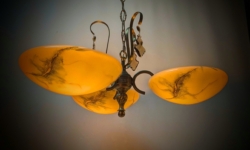 Skøn lysekrone fra 1930. Ø60. Delvist nyt el. 68 cm fast nedhæng. Marmoreret sandfarvet glas.