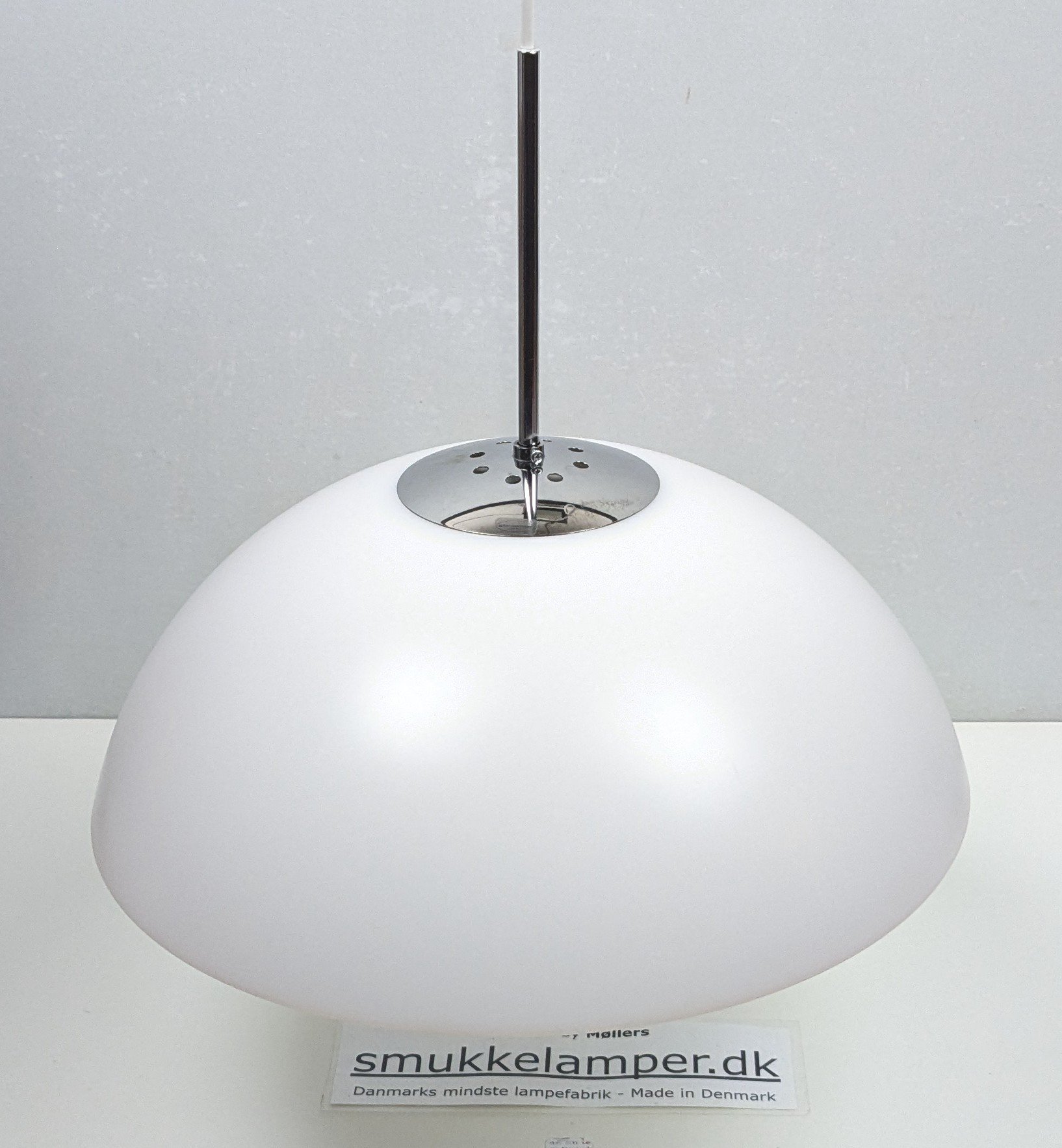 Skøn Konsthantverk lampe i akryl og glas. Ø44. Nyt el. AB Tyringe.