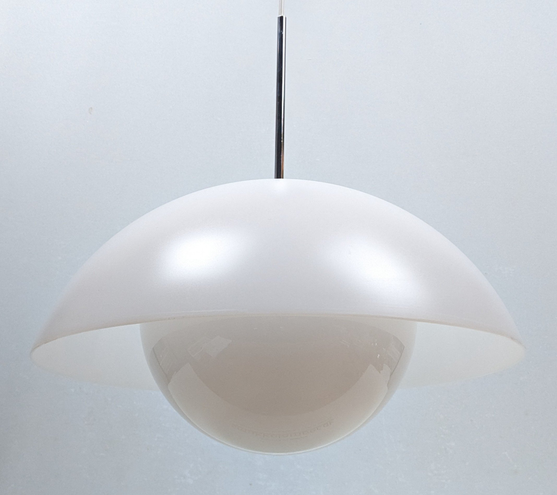 Skøn Konsthantverk lampe i akryl og glas. Ø44. Nyt el. AB Tyringe.