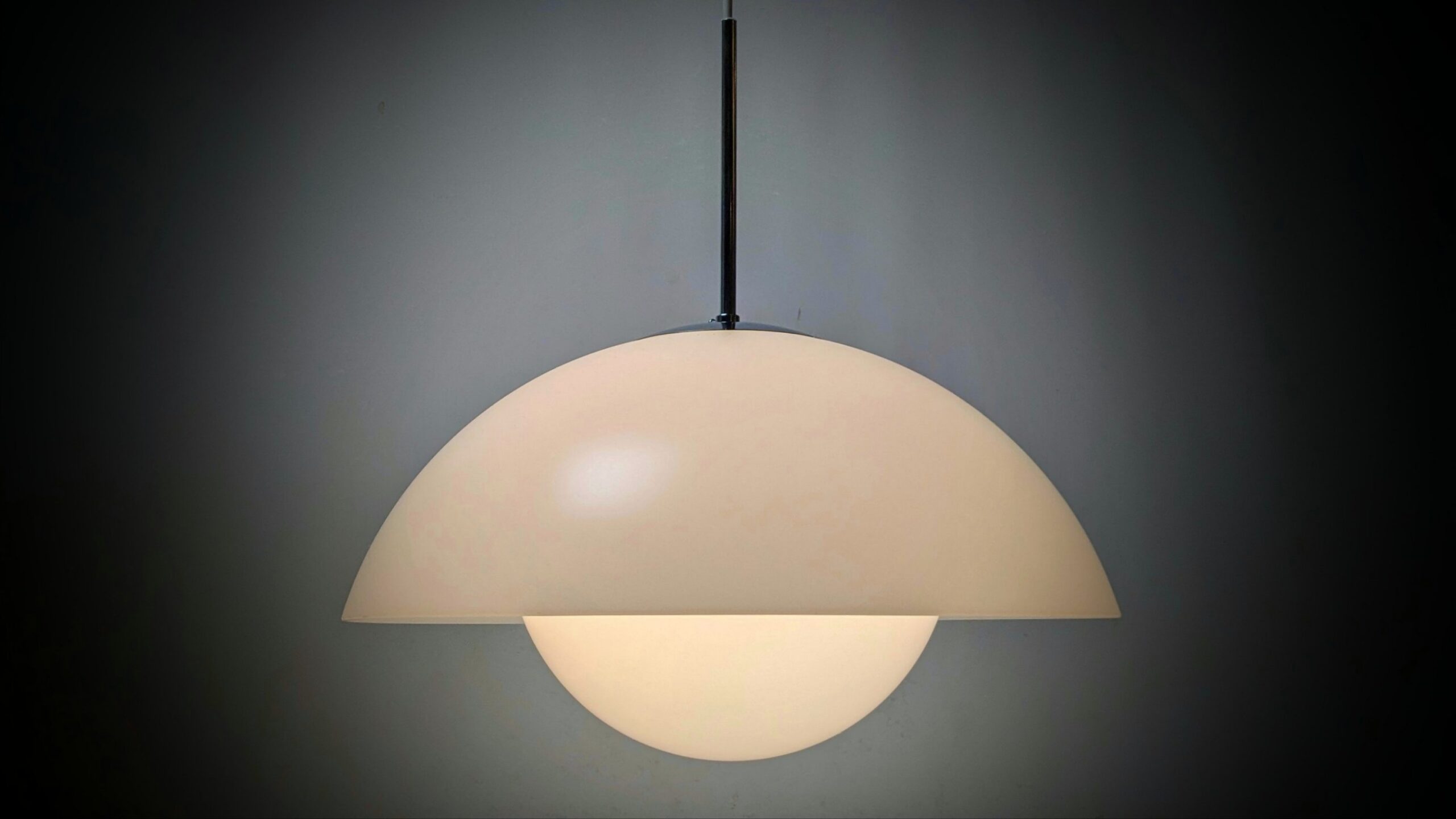 Skøn Konsthantverk lampe i akryl og glas. Ø44. Nyt el. AB Tyringe.