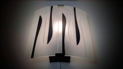 Skøn håndlavet art deco glas væglampe fra 1990. Ubrugt. 27x25 cm. Glaskunst