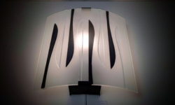 Skøn håndlavet art deco glas væglampe fra 1990. Ubrugt. 27×25 cm. Glaskunst