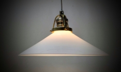 Holmegaard antik skomager pendel. Ø26,5 , 8,3 cmH. Messing. Fra 1920.