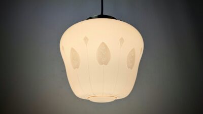 Fuld restaureret kuglependel fra 1940. Nyt el og nyt messing ophæng. Ø21. Hvid.