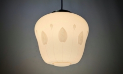 Fuld restaureret kuglependel fra 1940. Nyt el og nyt messing ophæng. Ø21. Hvid.