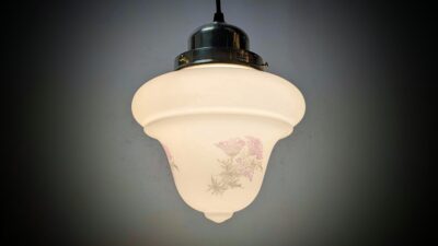 Skøn lille hvid opal kuglependel med lilla blomster. Fuld restaureret. Ø21. 1950