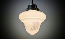 Skøn lille hvid opal kuglependel med lilla blomster. Fuld restaureret. Ø21. 1950