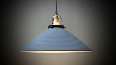 Dansk håndlavet Søholm Keramik køkken lampe. Hvid. Fuld restaureret. Ø27.