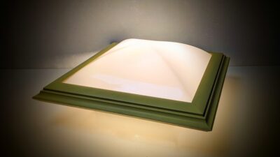 Skøn skandinavisk loft plafond.  34 x 34. Hvid Akryl og gul fyrretræ. 1990.