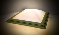 Skøn skandinavisk loft plafond.  34 x 34. Hvid Akryl og gul fyrretræ. 1990.