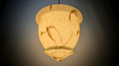 Stor marmoreret fuld restaureret kuglependel fra 1940. Nyt el og nyt messing ophæng. Ø25