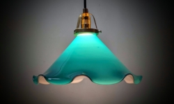 Havgrøn glas skomager pendel. Ø27. Alt udover glas er nyt. 13,5 cmH. 1980