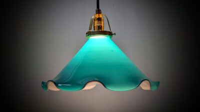 Havgrøn glas skomager pendel. Ø27. Alt udover glas er nyt. 13,5 cmH. 1980