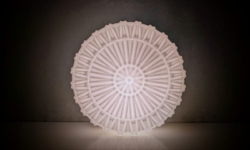 Skøn plafond fra 1980 til væg eller loft. Ø25 cm. 12cmH. I smuk stand.