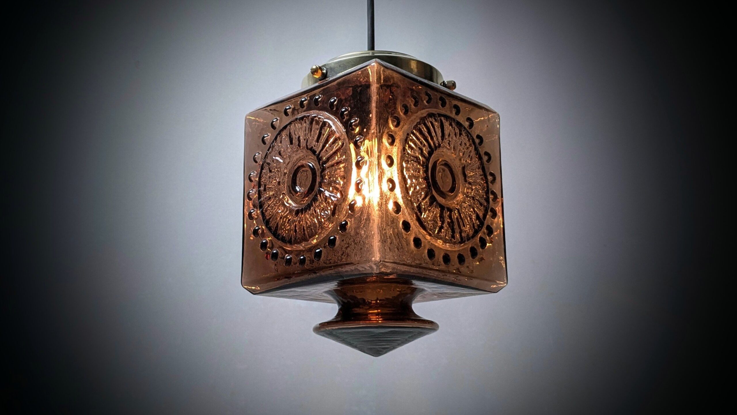 Skøn kube hjørne pendel fra 1970. Fuld restaureret. Ø20. Tv lampe.