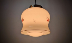 Smuk antik kugle pendel fra 1920 med langt messing ophæng og nyt el. Ø18.