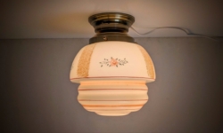 Smuk antik kugle pendel fra 1920  messing. 24 cm fast nedhæng.