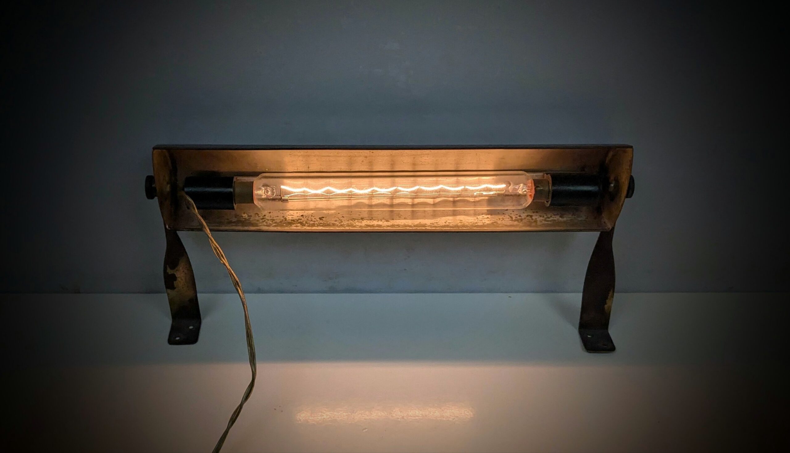 Sjælden Engelsk biblioteks reol lampe fra 1930. Original med 3,5 meter ledning og original gløderør.