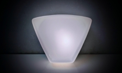 Sjælden plafond fra 1950. Fuld restaureret. 22×21. Kaffefilter form. 12 cmH. Hvid opal. Interiør